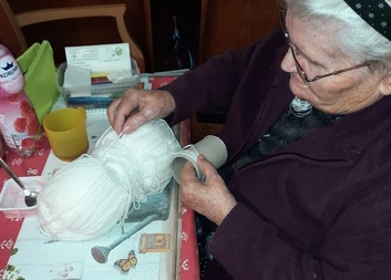 Vlnu motáme a rozmotáváme