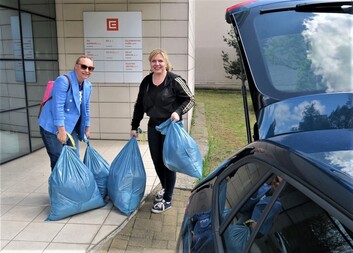 Energetici provětrali své šatníky a již popáté tak pomohli Oblastní charitě Rokycany