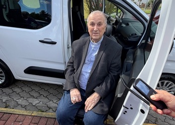 Biskup František Radkovský požehnal novou Toyotu pro charitu a sám vyzkoušel otočnou sedačku