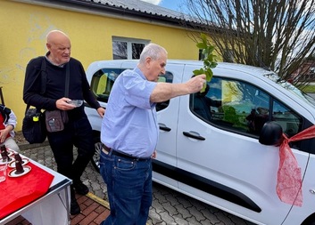 Nová bezbariérová Toyota již slouží v Rokycanech: Pořízené vozidlo požehnal emeritní biskup František Radkovský