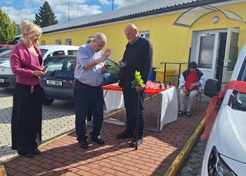 Společně bouráme bariéry: Nová Toyota s otočnou sedačkou již pomáhá klientům Oblastní charity Rokycany