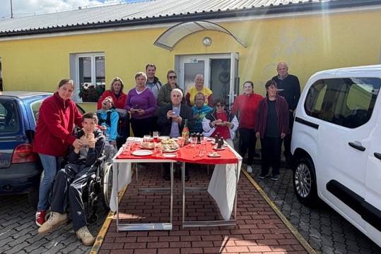 Tříkrálová sbírka pomohla pořídit otočnou sedačku pro klienty rokycanské charity