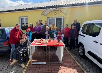 Tříkrálová sbírka pomohla pořídit otočnou sedačku pro klienty rokycanské charity